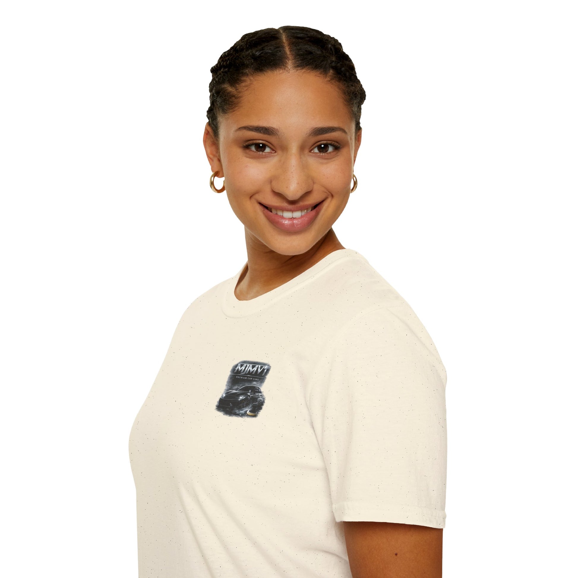 personne de profil portant le t-shirt beige 