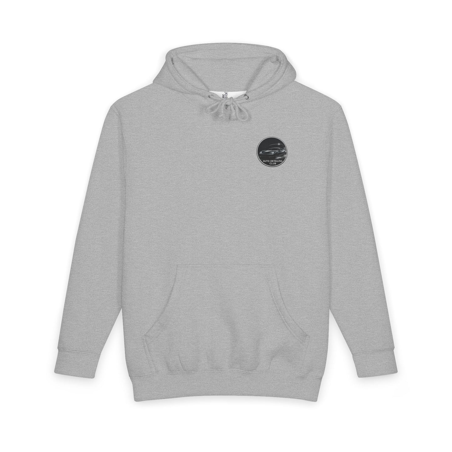 pull gris avec un sticker noir sur la poitrine
