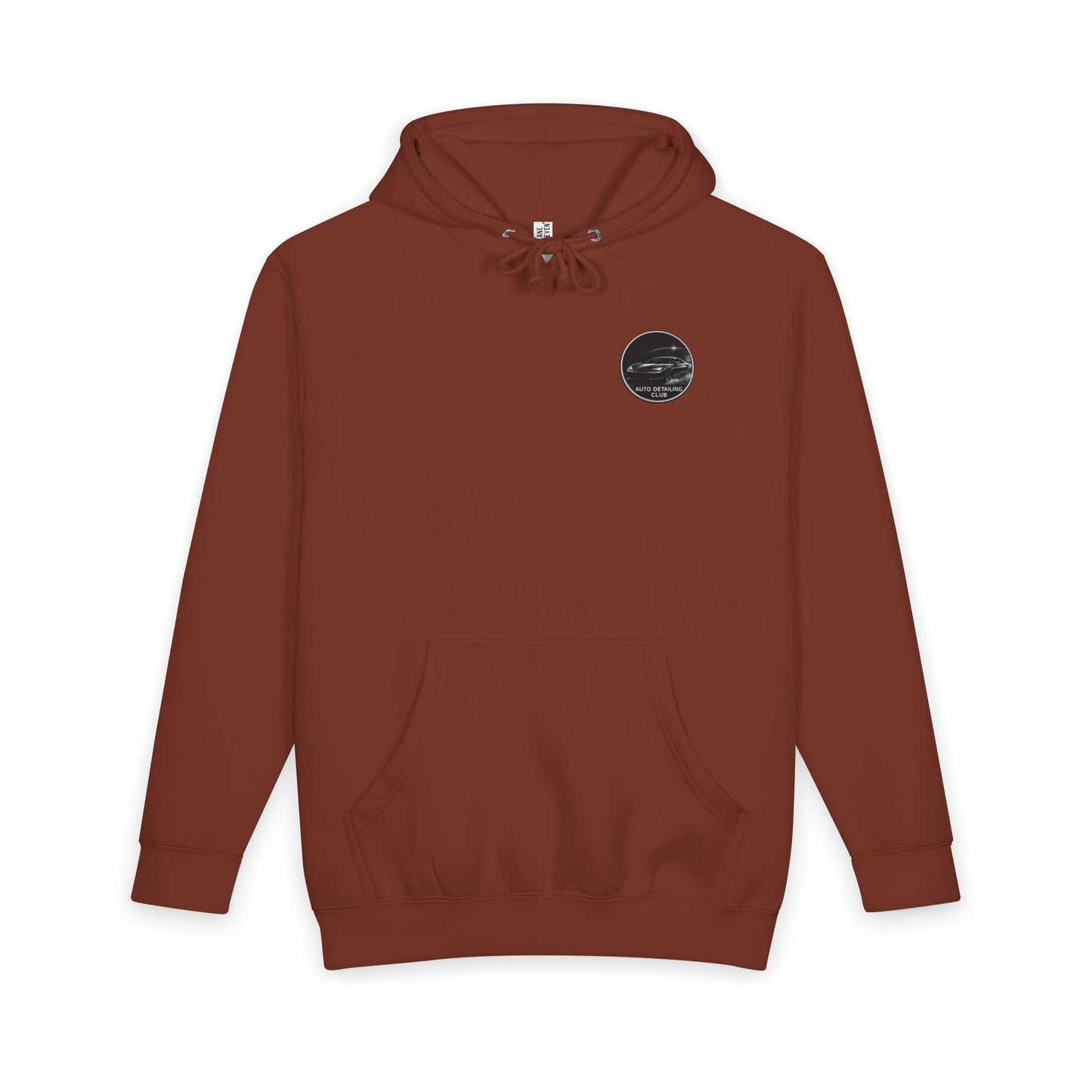 Pull marron avec un sticker noir sur la poitrine 