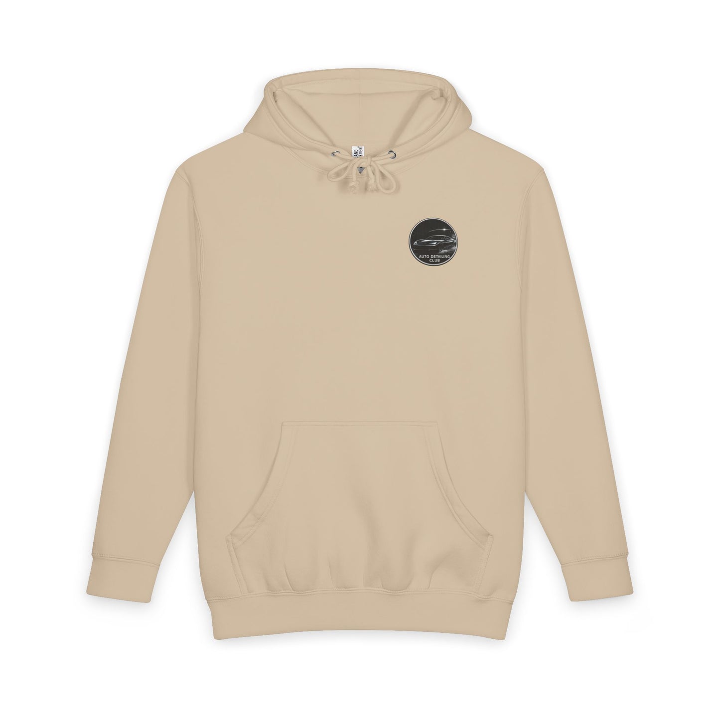 pull beige avec un sticker noir sur la poitrine