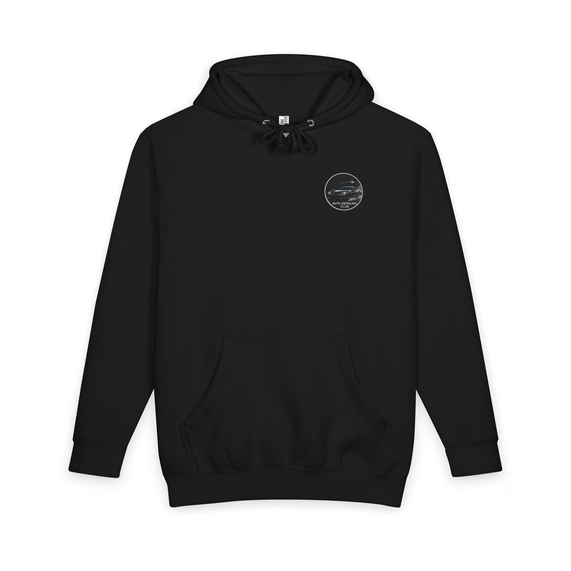 pull noir avec un sticker noir sur la poitrine