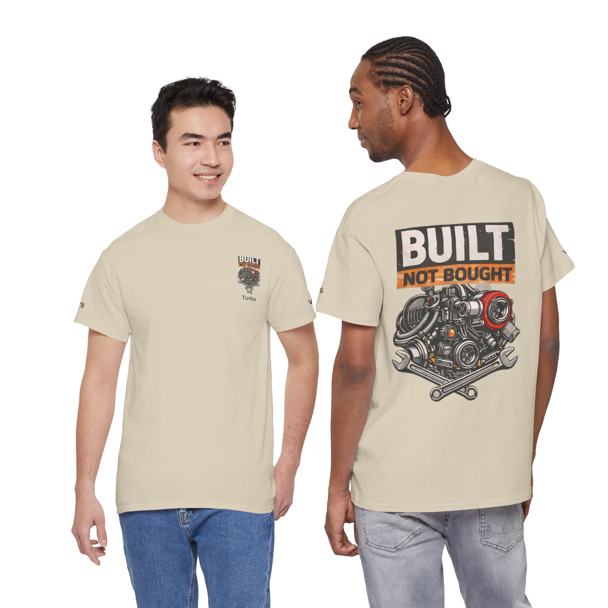 deux personne qui montre le t-shirt 