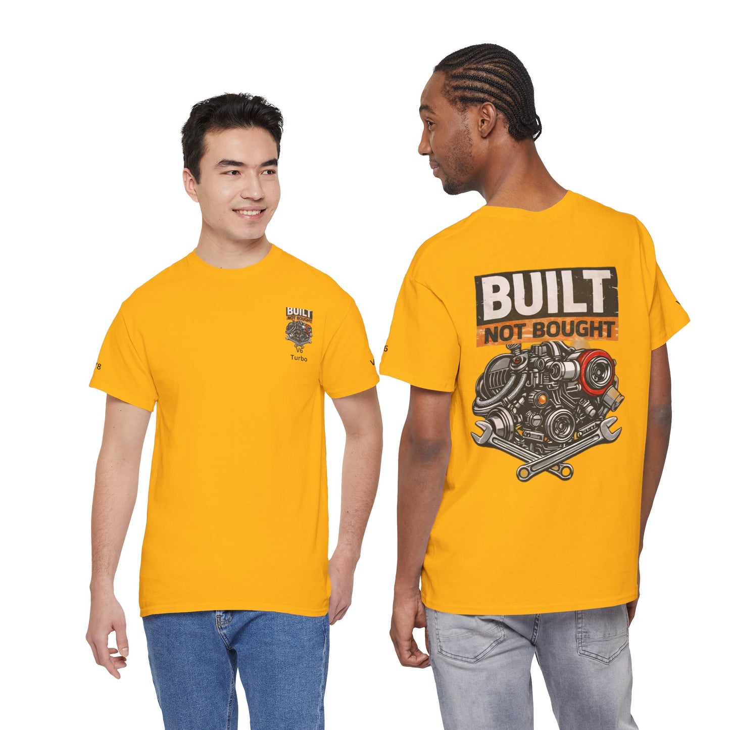 deux personne qui montre le t-shirt jaune avec moteur 