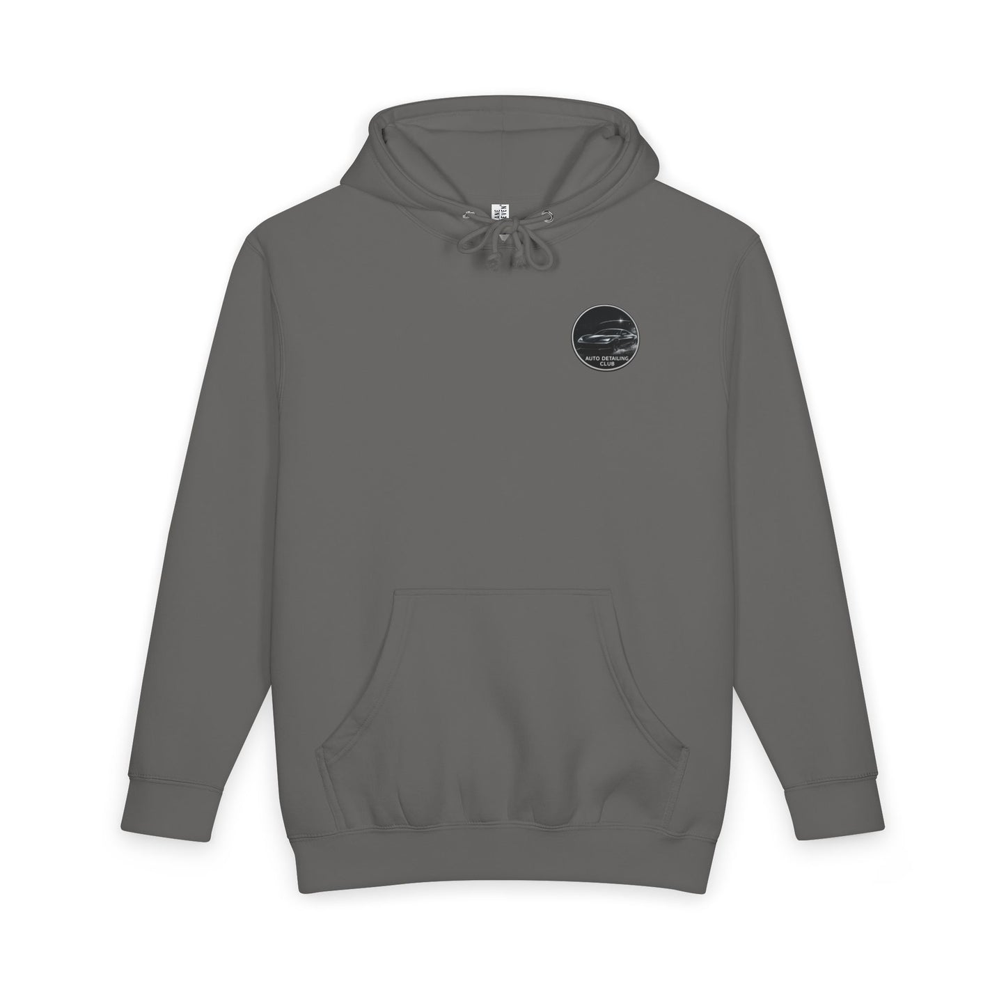 pull gris clair avec un sticker noir sur la poitrine