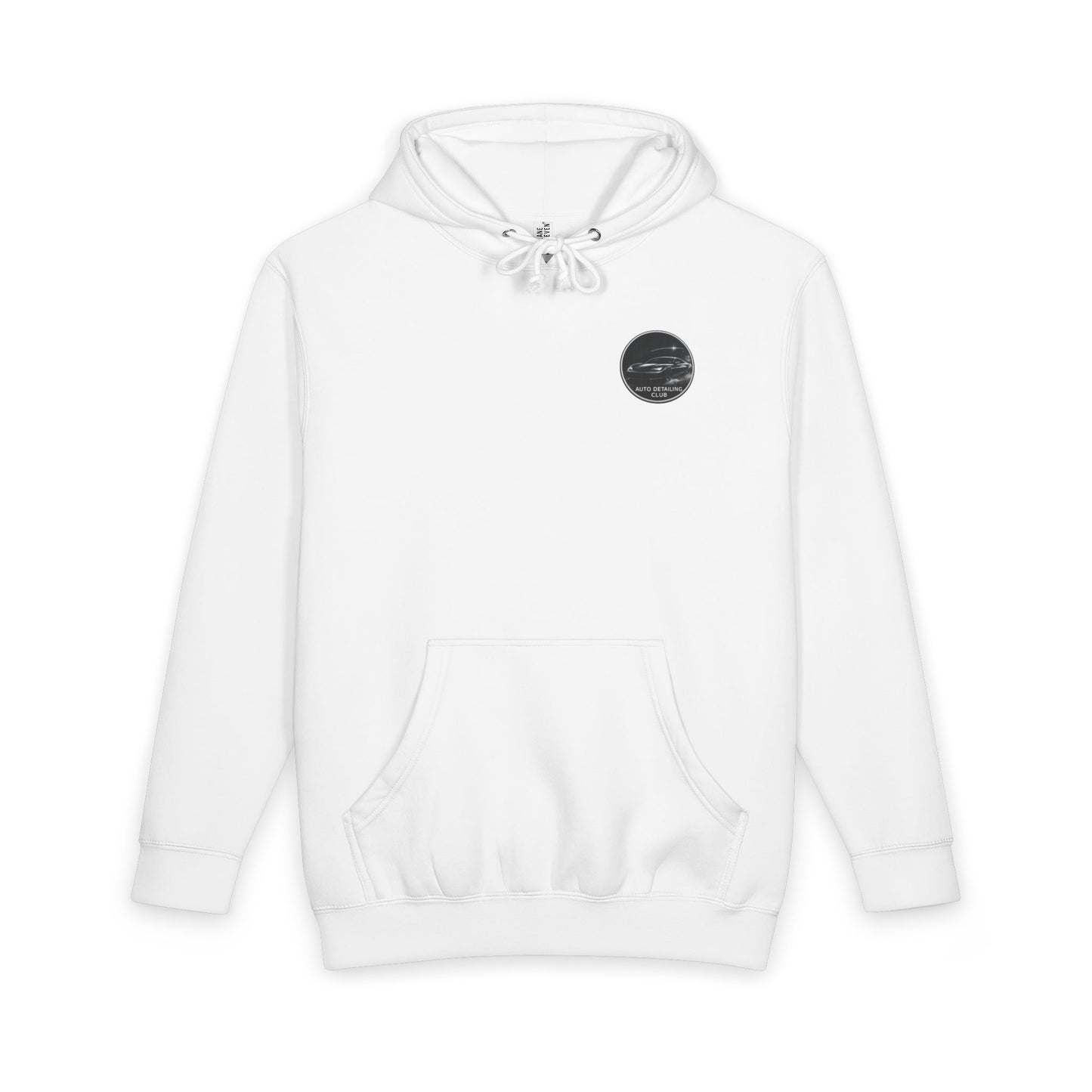 pull blanc avec un sticker noir sur la poitrine