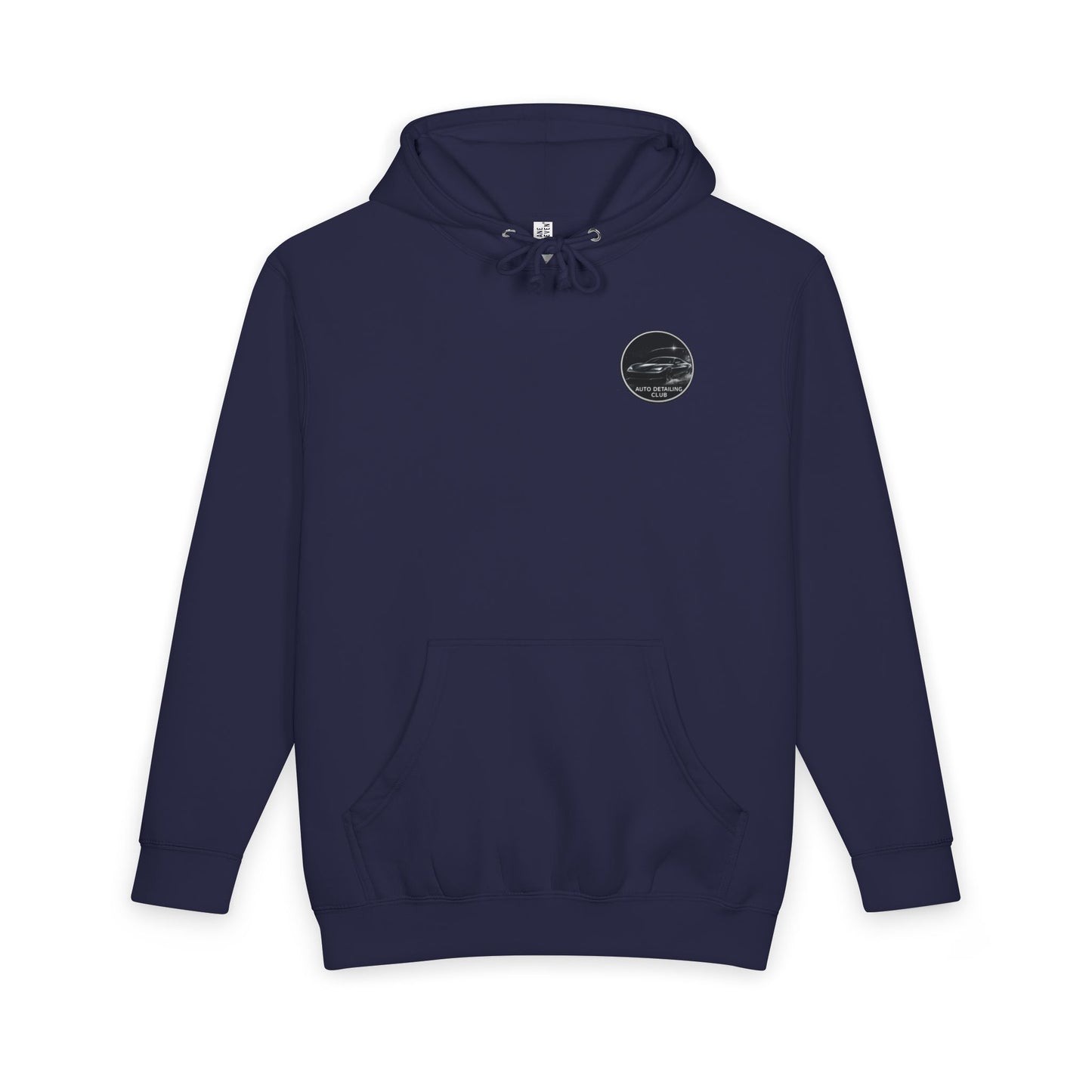 pull marine avec un sticker noir sur la poitrine